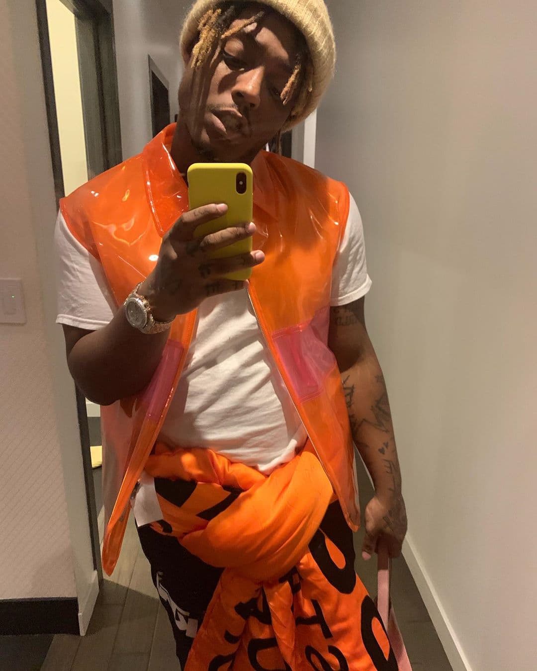 Juice Wrld 
<b><a href="https://www.univision.com/famosos/estos-son-los-ultimos-videos-del-fallecido-rapero-juice-wrld-en-el-avion-que-lo-llevo-al-aeropuerto-de-chicago-video">sufrió un ataque</a></b> después de bajar de un avión privado que lo trasladó de California a Chicago el pasado 8 de diciembre.