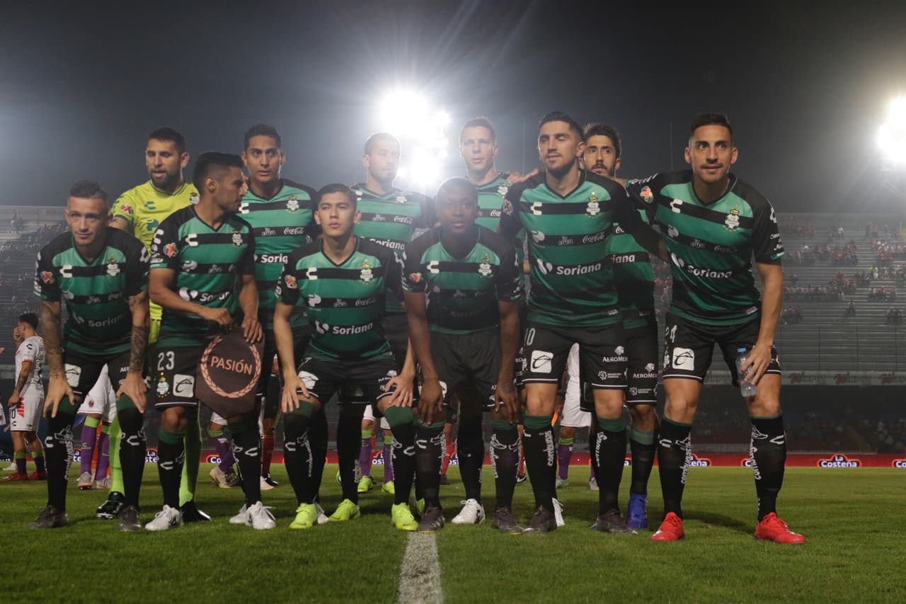 Los once inicialistas de Salvador Reyes con Santos Laguna.