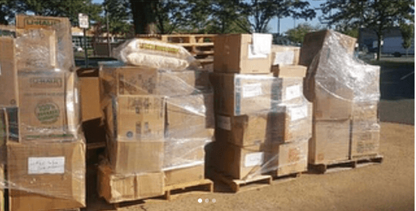 Con ayuda empaquetada y clasificada para su distribución directa a los damnificados.