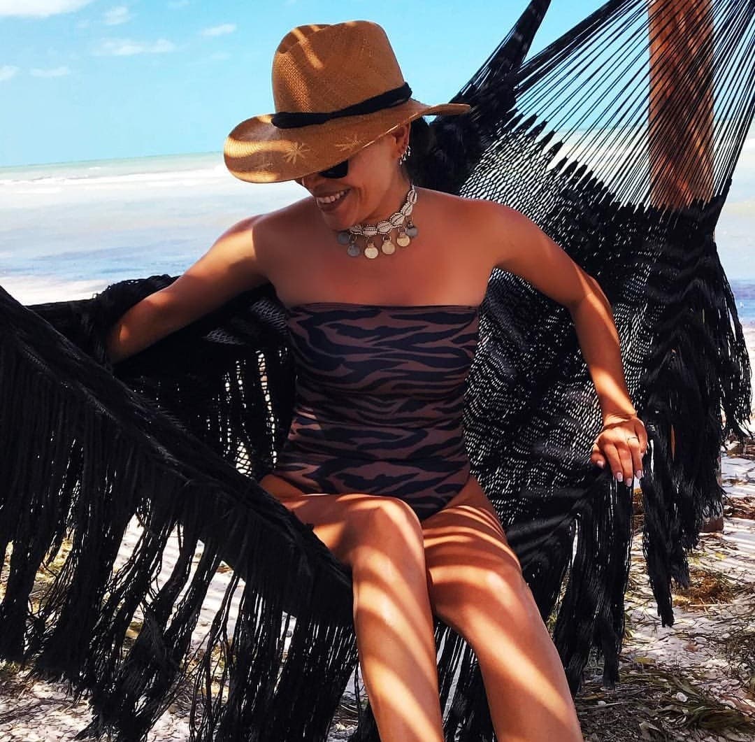 Karla adora viajar, especialmente porque lo hace en compañía de sus hijas Antonella y Michaella, y por supuesto de su esposo Emerson Peraza. Algo que siempre vale la pena mostrar.
<br>