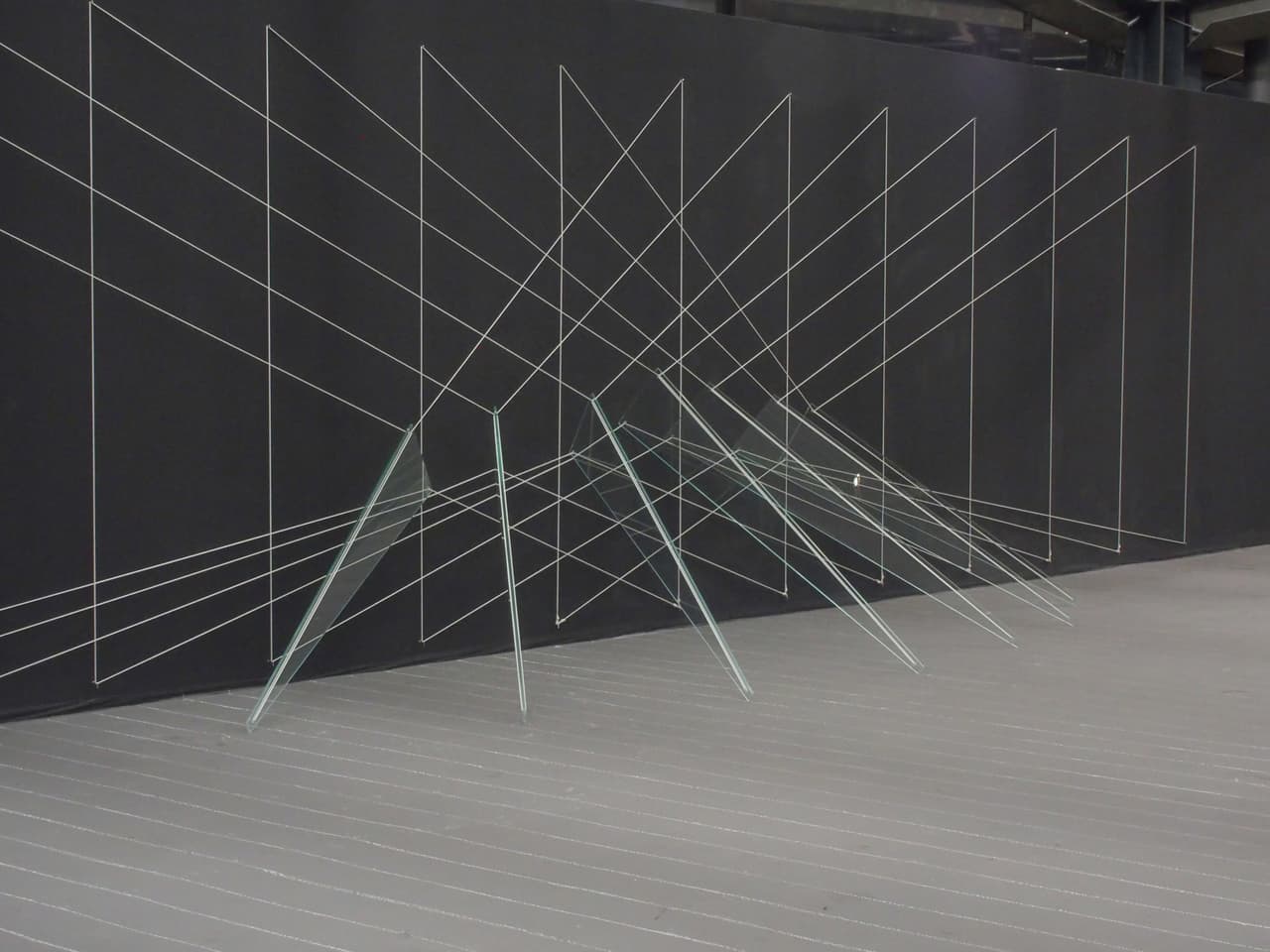 Lydia Okumura "In Front of Light", 1977 Alambre, vidrio y clavos 60 x 220 x 110cm Galería SaludArte Feria: Pinta