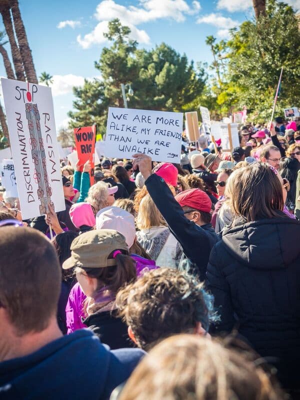 Decenas de miles participaron en la marcha de mujeres en Phoenix y Tucson, Arizona.