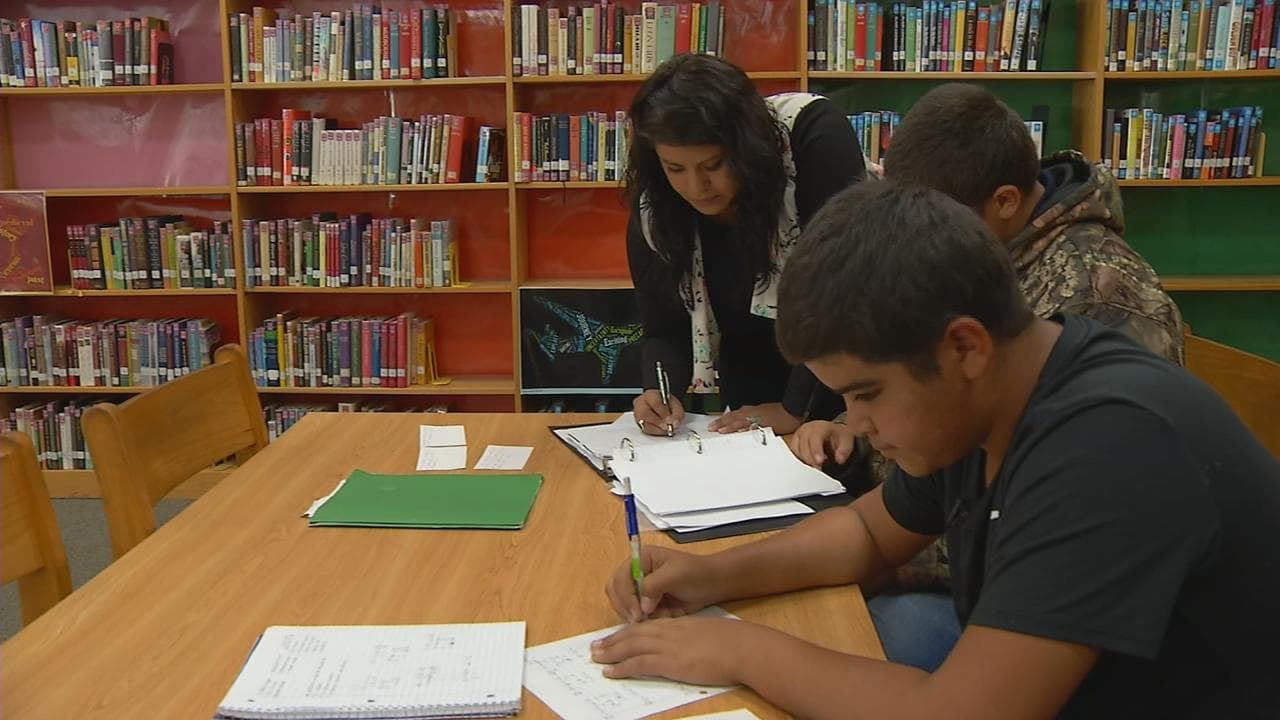 Alejandro y Virgilio reciben las primeras instrucciones de su mentora en Henderson High School.