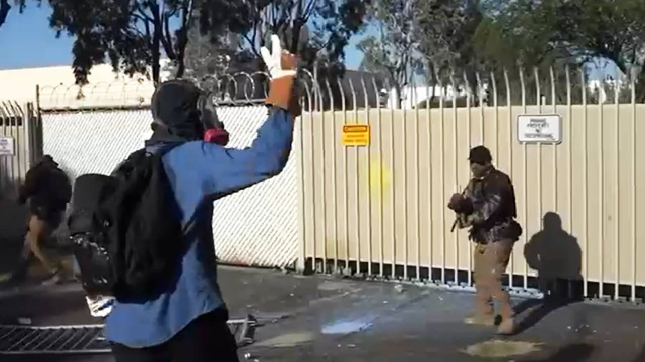 Protesta termina en confrontación frente a las oficinas del ICE en Tucson