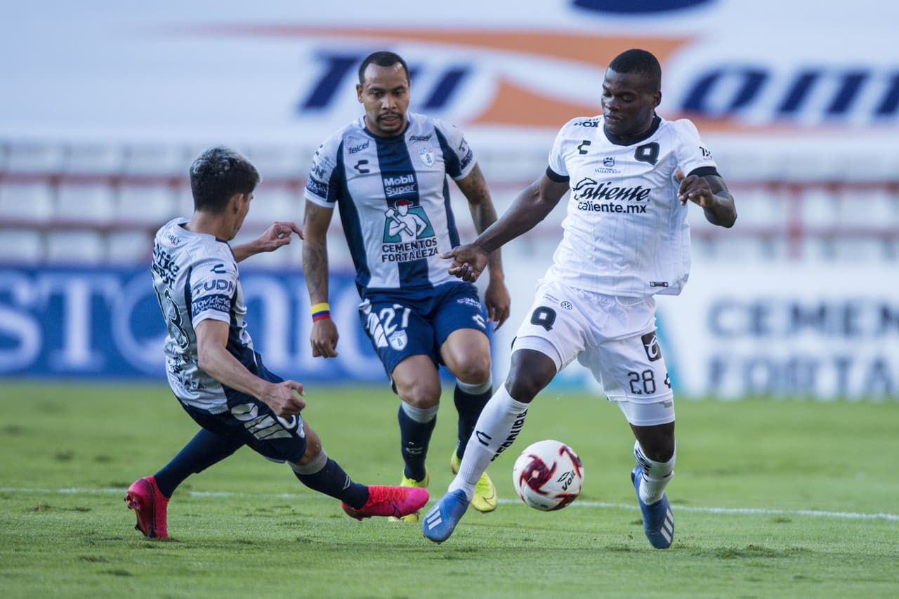 Querétaro trata de atacar pero la superioridad numérica de Pachuca pesa y los Gallos no se acercan al área rival.