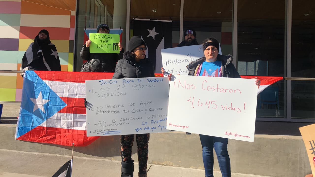 Charito Morales, miembro del colectivo, hizo énfasis en que el gobierno de la Isla del Encanto se esfuerza en darle la razón al presidente Donald Trump, cuando ha comentado que en “Puerto Rico los políticos son corruptos o incompetentes”.