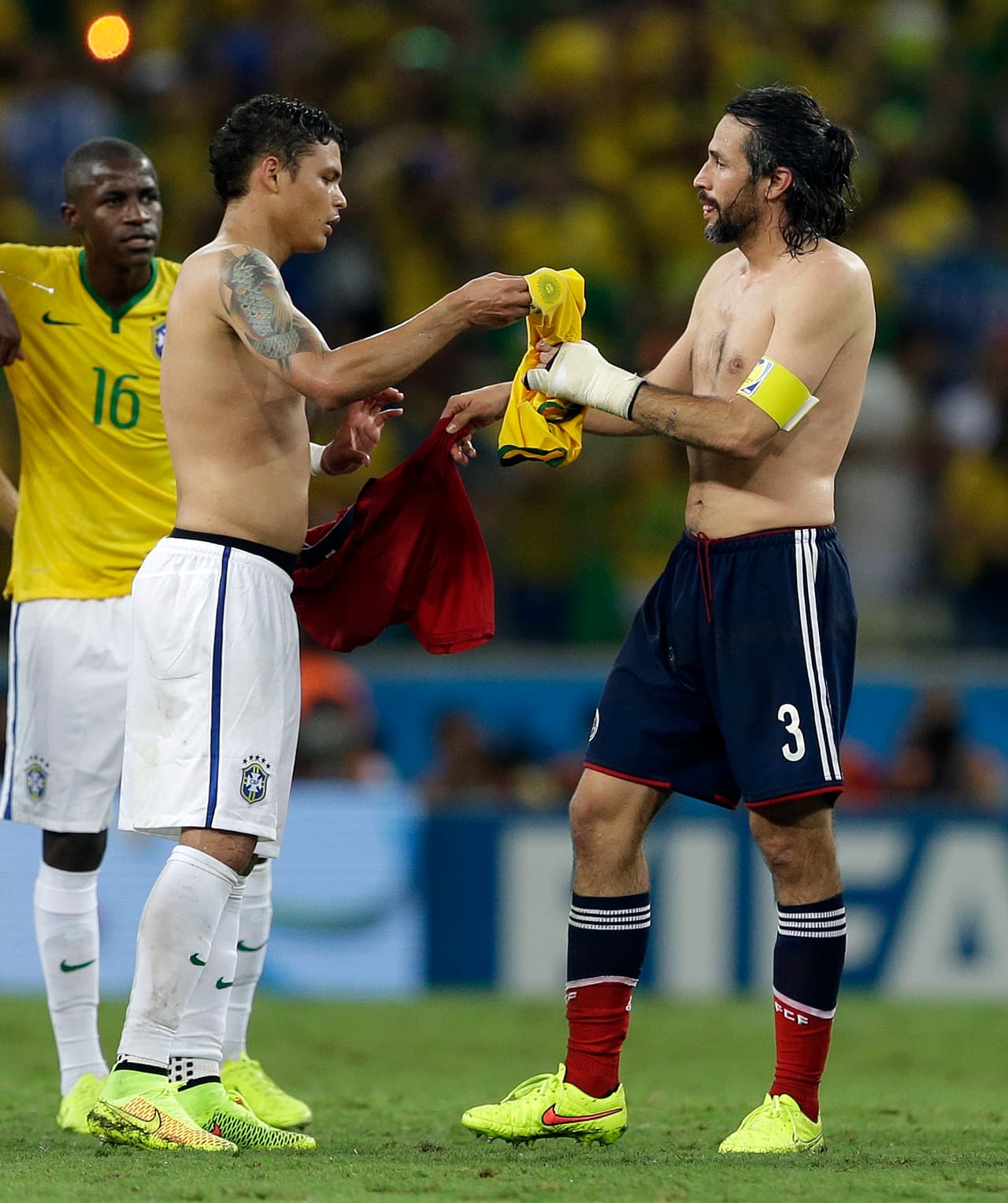 Thiago Silva, de Brasil (izquierda), y Mario Yepes, de Colombia, intercambian camisetas tras la victoria de Brasil por 2-1 que les dio el pase a las semifinales, durante el partido de cuartos de final de la Copa Mundial de Fútbol entre Brasil y Colombia