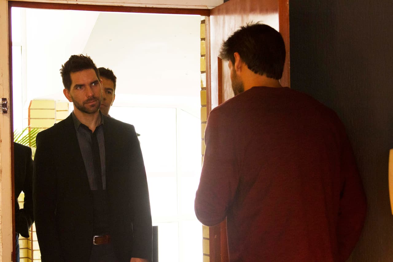 Lleno de celos John se presentó en el departamento en busca de Yolanda.