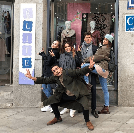 Danna Paola y Miguel fueron invitados por la empresa para acudir a la presentación de su más reciente serie: 'La casa de las flores', por lo que no tendría por qué resultar extraño verlos juntos en el evento.