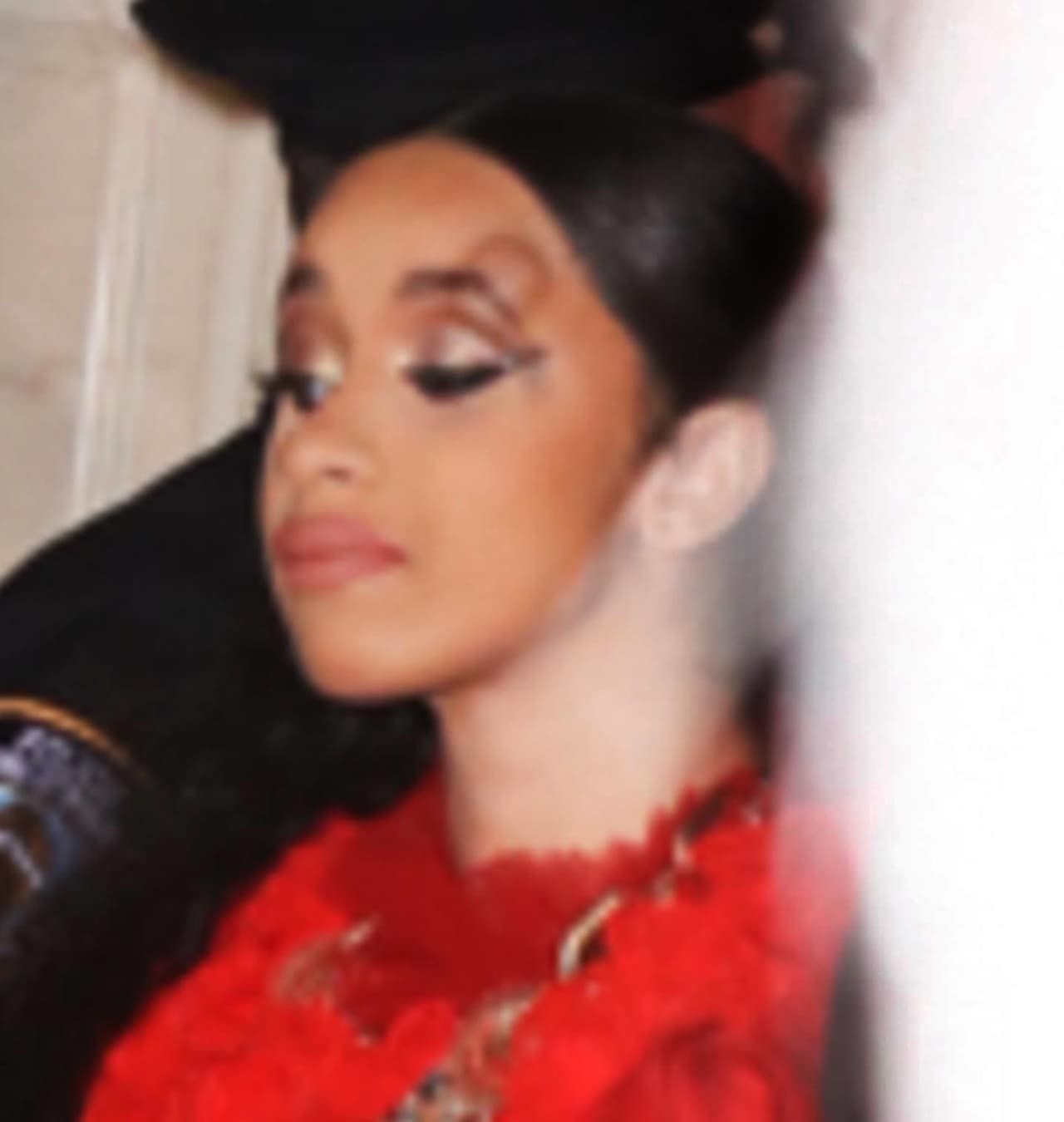 Cardi B, quien terminó con un chichón en la cabeza, continuó: “¡Te dejé hablar mucha mier… sobre mí! Te confronté una vez en persona, me dirigí a ti una segunda vez, ¡y cada vez asumiste tu culpa!”.
<br>