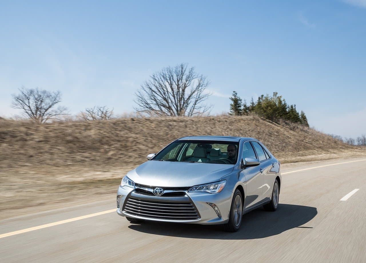 <b>Toyota Camry Hybrid – Segundo lugar en el segmento de los carros híbridos usados</b>
<br>
<br>El último modelo Toyota de la lista no es nada más ni nada menos que el Camry, uno de los sedanes con mayor éxito de ventas, que en su variante híbrida atrae a quienes desean aún mayor eficiencia de combustible.