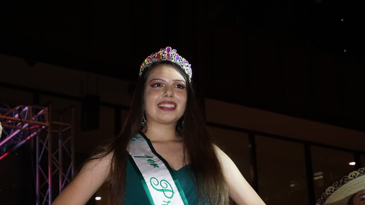 La primera princesa mostraba una sonrisa a la audiencia.