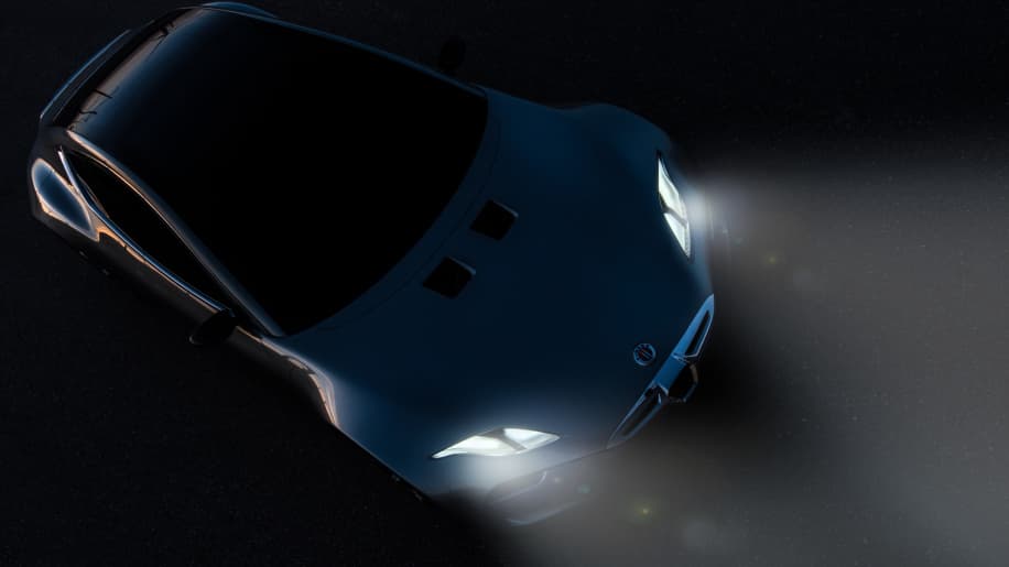 El techo de vidrio del Fisker EMotion está 
<b>dividido en cuatro zonas</b> en las que la oscuridad puede ser regulada individualmente de manera de que cada pasajero pueda 
<b>controlar la cantidad de luz</b> que recibe.