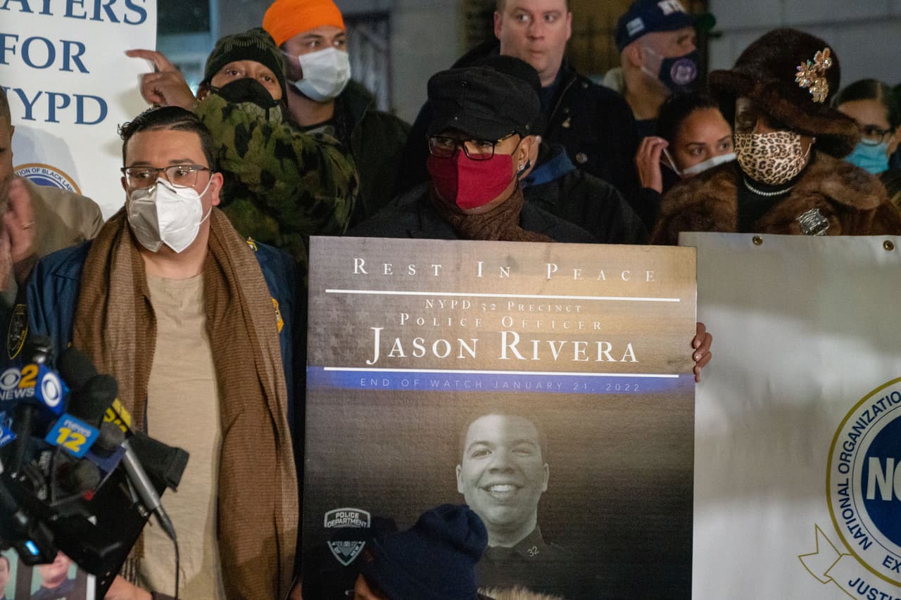 La pérdida del oficial Rivera, al igual de la de su compañero 
<b><a href="https://www.univision.com/local/nueva-york-wxtv/muere-segundo-policia-que-luchaba-por-su-vida-tras-tiroteo-harlem">Wilbert Mora, quien resultó heridola misma noche, pero falleció el 25 de enero</a></b>, mantiene preocupados a los residentes de Nueva York.