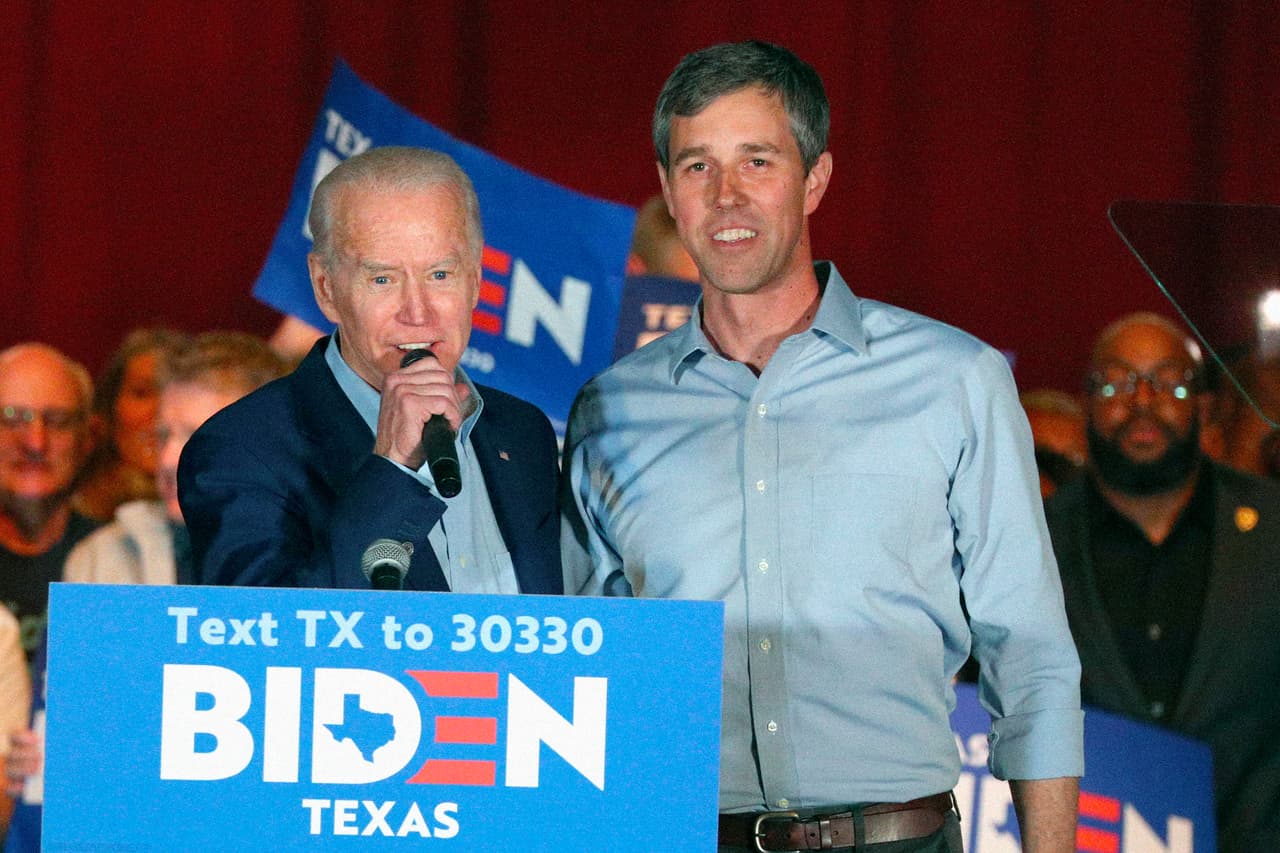 <b>Beto O'Rourke:</b> “El hombre que está hoy en la Casa Blanca representa una amenaza existencial para este país, para nuestra democracia, para elecciones libres y justas, y necesitamos a alguien que pueda vencerlo, y en Joe Biden tenemos a ese hombre",
<a href="https://www.univision.com/noticias/elecciones-en-eeuu-2020/klobuchar-y-buttigieg-dejan-las-primarias-democratas-y-le-regalan-un-superlunes-a-biden">dijo O'Rourke en un evento de campaña de Biden en el que apareció sorpresivamente en Dallas</a>, Texas, el de 2 marzo.