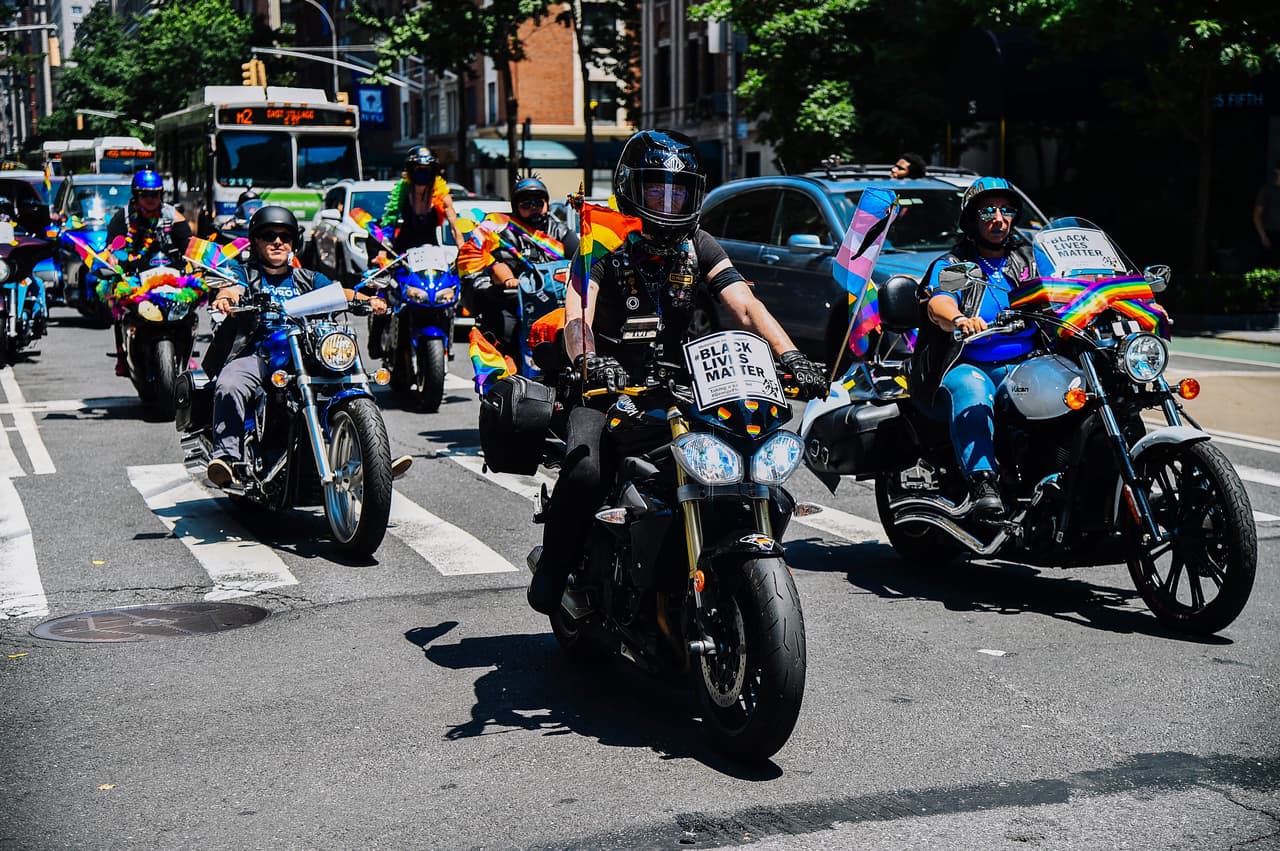 La primera marcha del Orgullo, el 28 de junio de 1970, fue un marcador de los levantamientos de Stonewall del año anterior en el West Village de la ciudad de
<a href="https://www.univision.com/temas/nueva-york">Nueva York </a>que ayudó a impulsar un movimiento global LGBTQ.
<br>
<br>
<b>La conmemoración de estas fechas no pasó desapercibido para nadie, incluidos motociclistas que rodaron sus vehículos por las calles.</b>
<br>