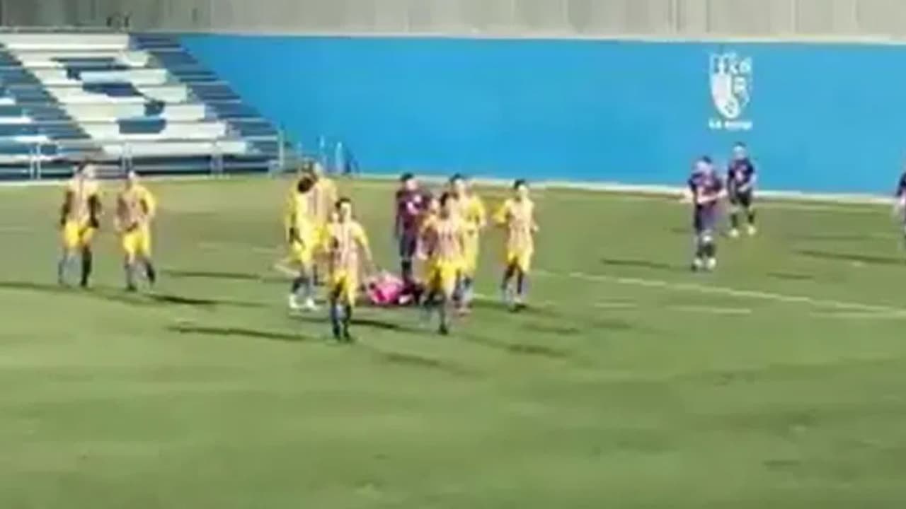 Árbitro sufre agresión por la espalda en un partido en España