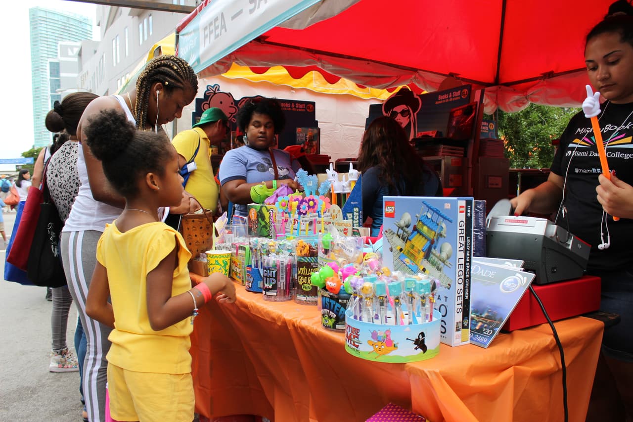 Miles de libros, tirillas cómicas y artesanías fueron algunas de las cosas que encontraron los asistentes a la Feria.