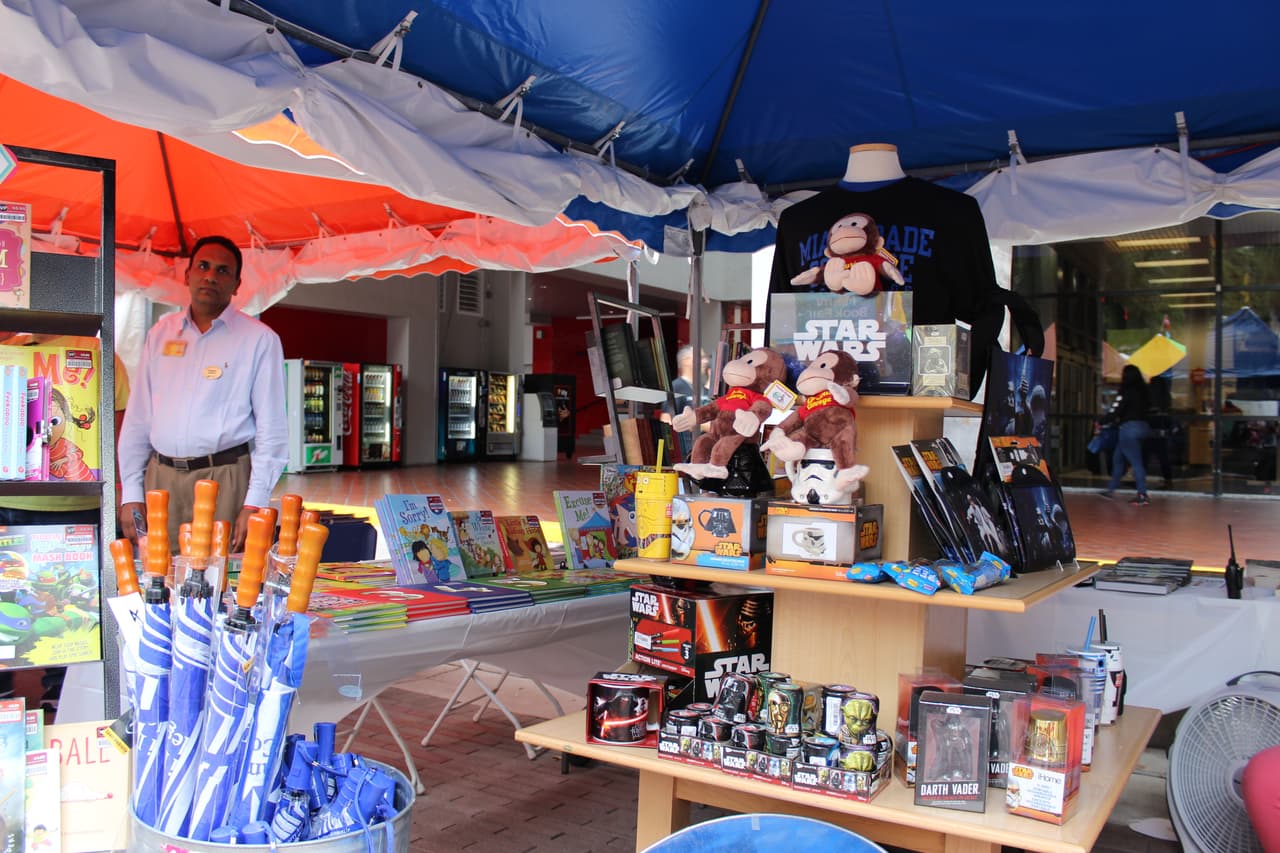 Miles de libros, tirillas cómicas y artesanías fueron algunas de las cosas que encontraron los asistentes a la Feria.
