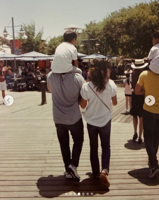 "
<b>Gracias por ser tú </b>y por permitirme no solo verte como papá sino como un amigo en el que puedo contar siempre, en un artista al que puedo admirar y en un maestro al que le puedo aprender", le agradeció y se observa otra foto en donde está él en un paseo familiar junto a Biby Gaytán.
<br>