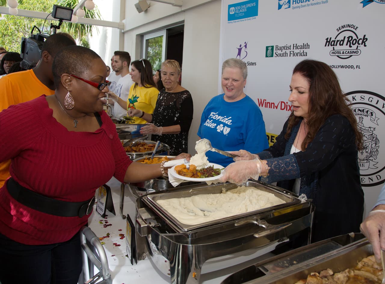 Reportaron que alrededor de 1,500 familias recibieron comida.