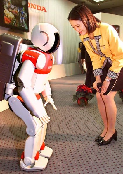 ASIMO fue presentado por la compañía Honda en el año 2000.