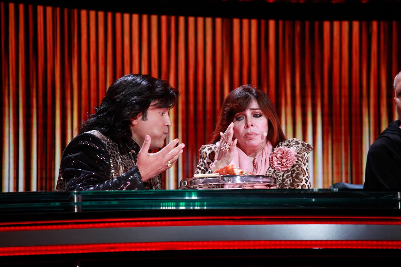 Finalmente la torta llegó a sus manos y le dio una mordida.