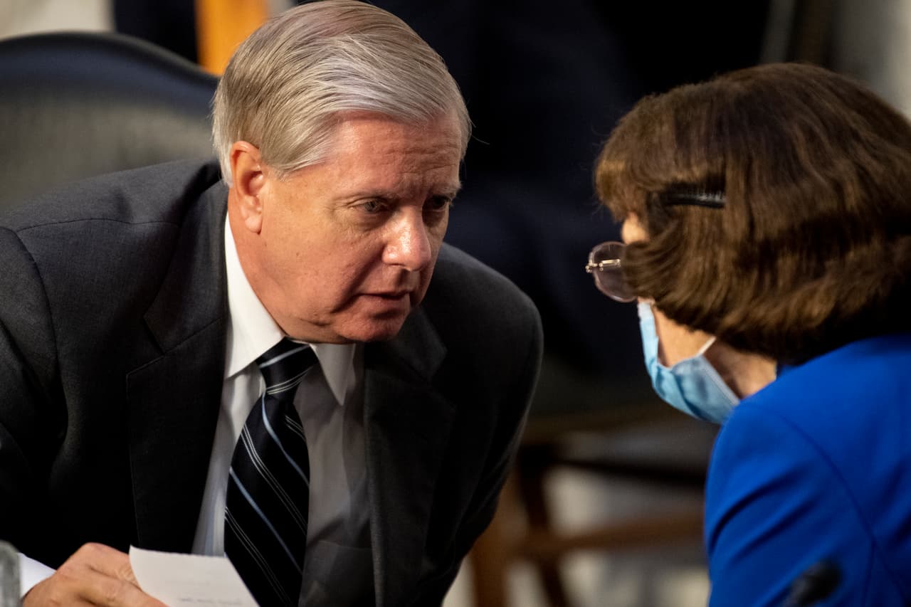 El senador republicano Lindsey Graham conversa con la senadora demócrata Dianne Feinstein al comienzo de la audiencia. En la sesión los republicanos buscaron presentar las objeciones a Garrett como un ataque a su religiosidad, ya que en el pasado ha estado vinculada a grupos considerados ultraconservadores. Los demócratas trataron la eventual entrada de la nominada de 
<a href="https://www.univision.com/temas/donald-trump">Donald Trump</a> al Máximo Tribunal como una amenaza a derechos adquiridos en las últimas décadas.