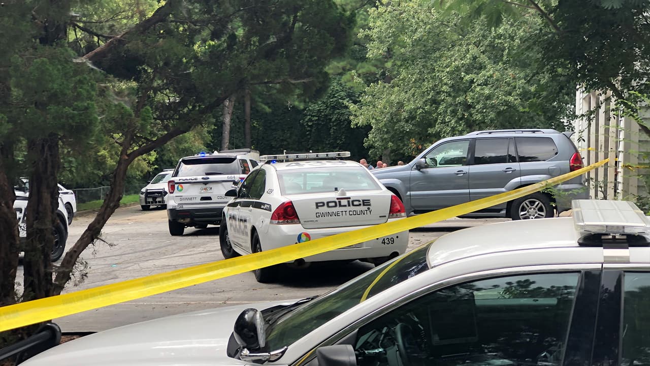 Hombre muerto a tiros en el estacionamiento de un motel en Gwinnett; la policía busca al atacante