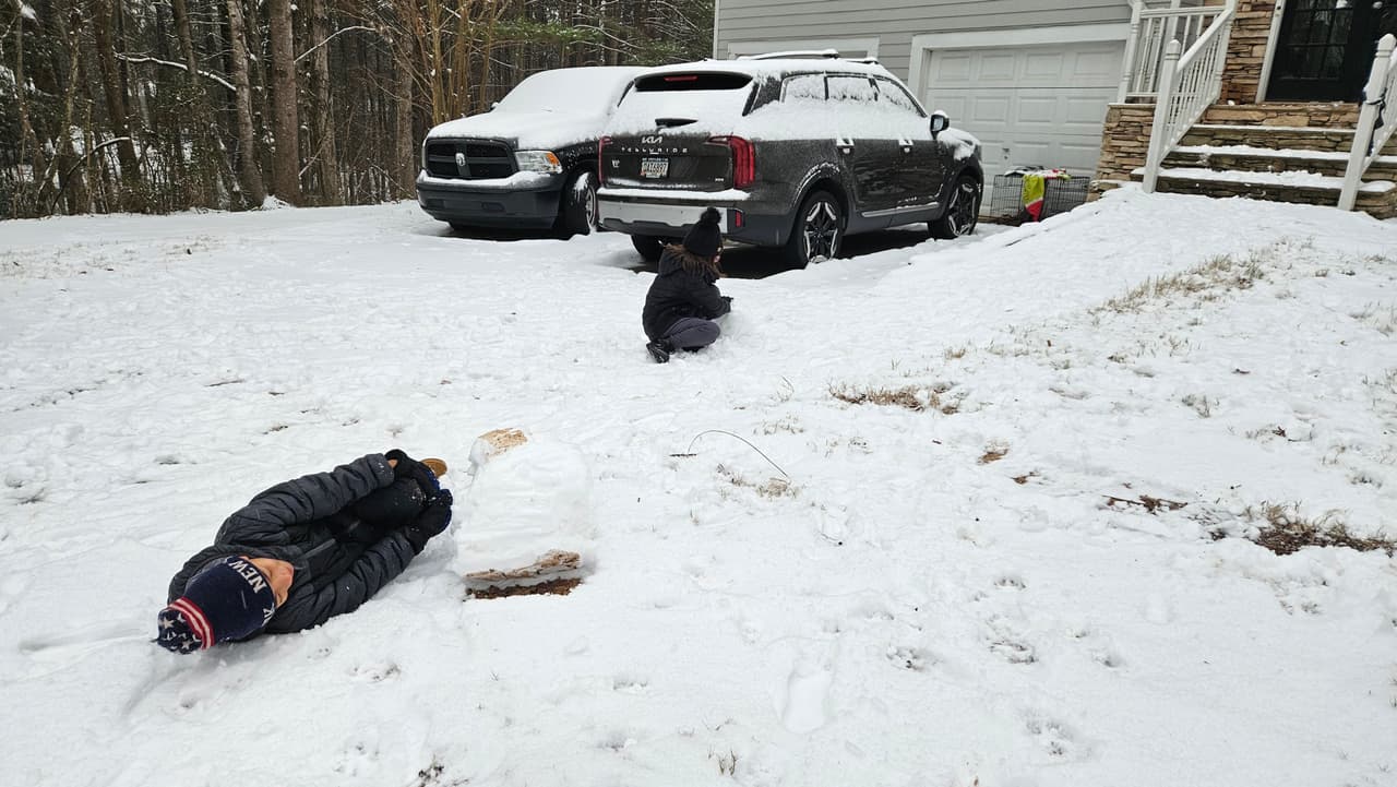 Varios distritos escolares cancelaron clases, lo que provocó que los 
<b>menores salieran a sus jardines a jugar con la nieve.</b>
<br>