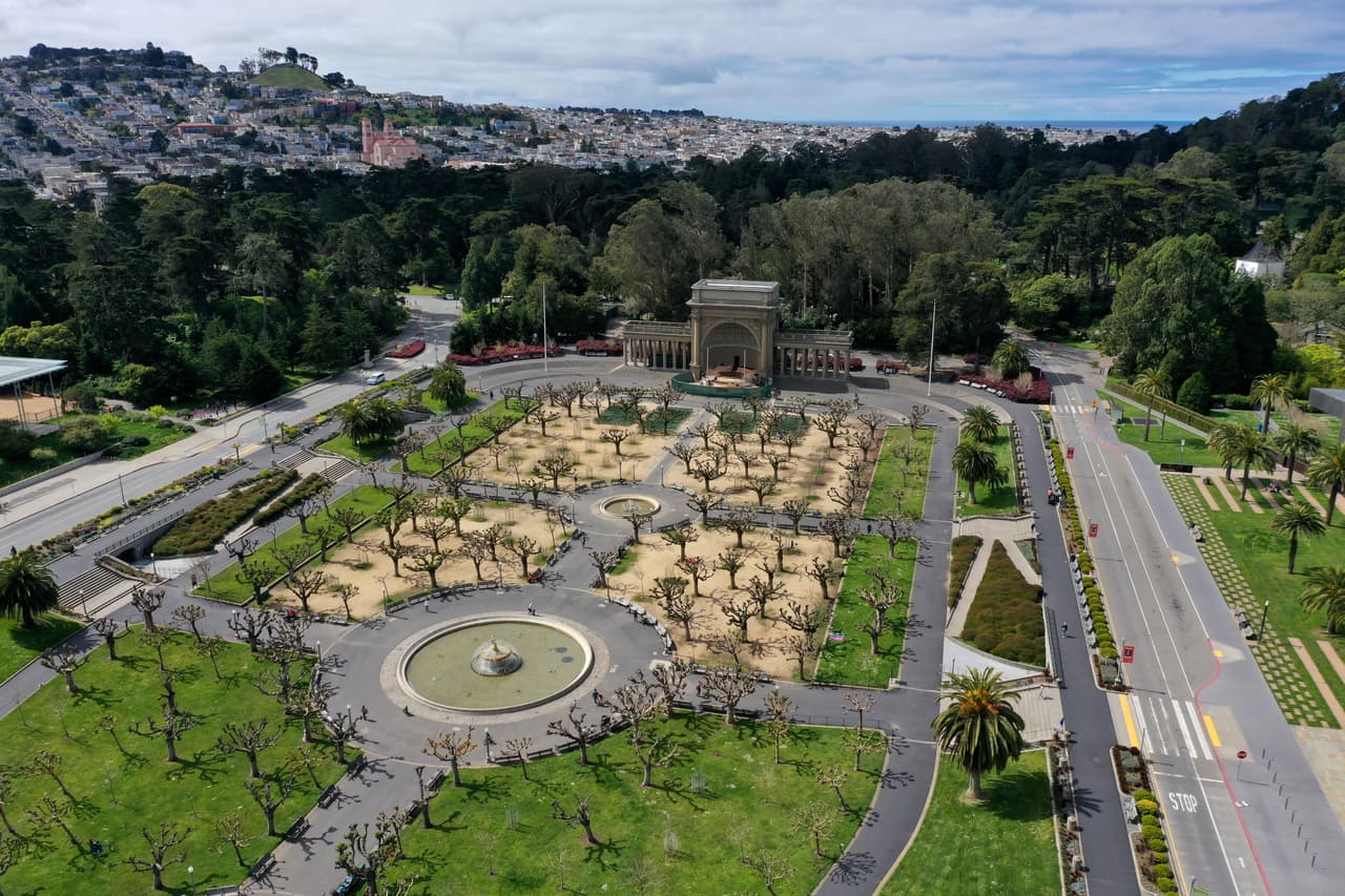 <b>Parque Golden Gate.</b> Como parte de las nuevas normas, queda prohibido el uso de zonas de juegos infantiles, parques para perros, áreas para realizar picnics y otros espacios de recreación, los cuales deberán permanecer cerrados al público en general.