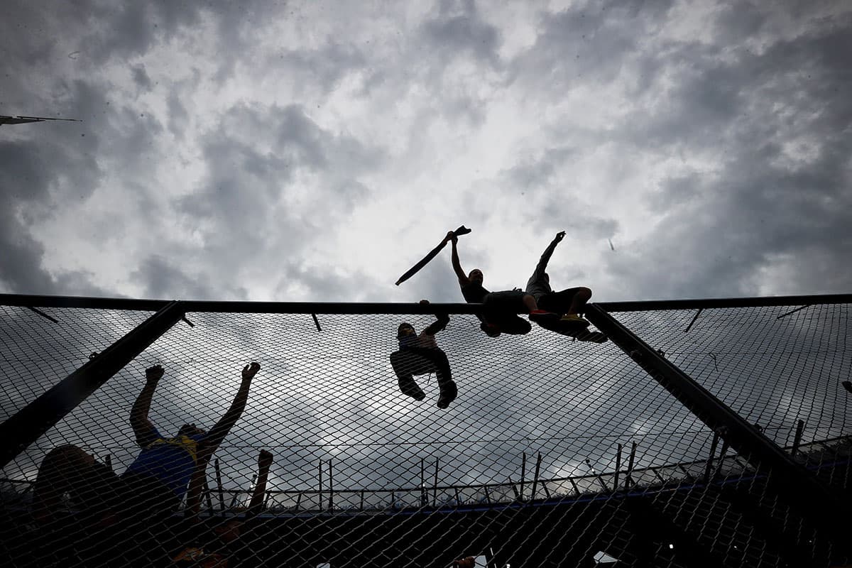 Los hinchas de Boca Juniors y River Plate viven con pasión la ida en la final de Copa Libertadores. Los xeneizes lo disfrutan en La Bombonera, mientras los 'millonarios' apoyan en el Monumental, pues no pueden ir al estadio de su rival.