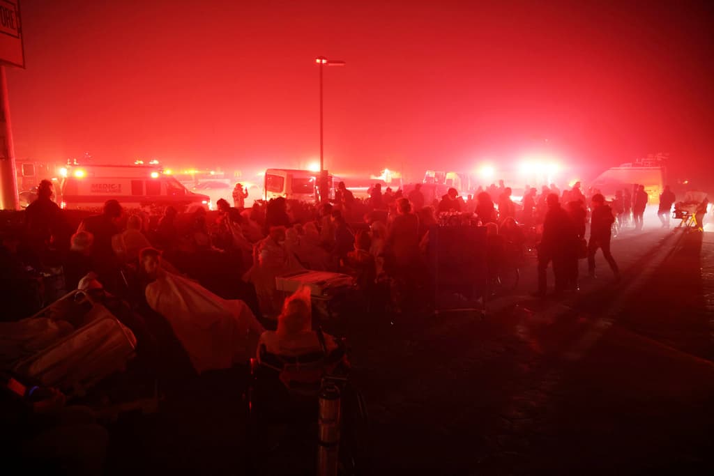 El incendio Eaton, reportado cerca de las 6:30 p.m. del martes, había calcinado 4 kilómetros cuadrados (1.6 millas cuadradas) de terreno, pasada la medianoche.