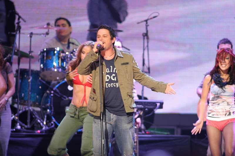 Alejandro Sanz cantó al lado de Don Omar 'Try to save your song' y 'Cuéntale'. El español estuvo de gira un año anterior, en 2004, con su disco 'No es lo mismo' y en 2005 colaboró con Shakira para grabar la canción 'La tortura'.