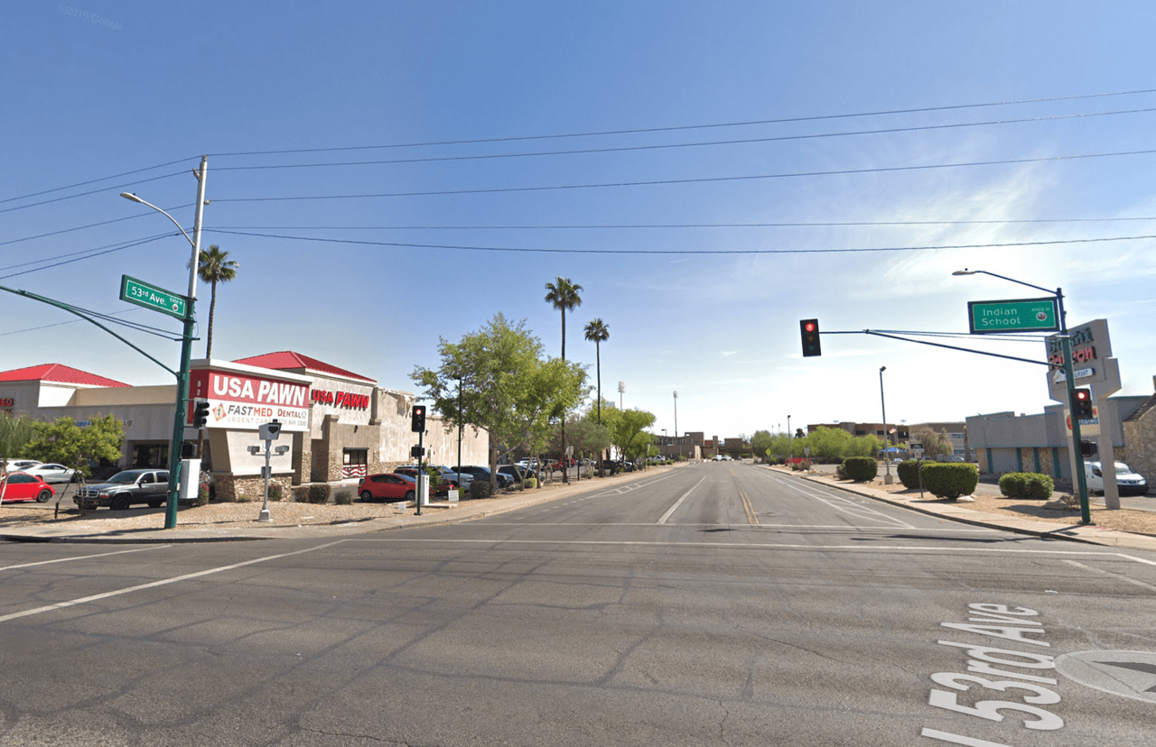 La avenida 53 y Indian School Road.