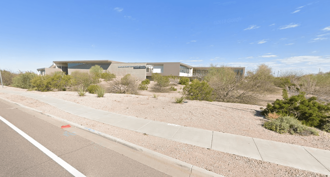 <h3 class="cms-H3-H3">Chandler, Arizona</h3>
<br>Ubicación: 
<a href="https://g.page/cgccpecos?share" target="_blank">Colegio Comunitario Gilbert</a>, 2626 E Pecos Rd, Chandler, AZ 85225 - Ingrese desde Gilbert Road en el semáforo. 
<a href="https://embrywomenshealth.com/covid-19-testing-at-chandler-gilbert-community-college/" target="_blank">Haz clic aquí para hacer una cita en línea.</a>
<br>