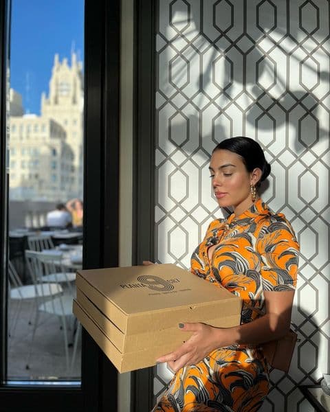 Para esta escapada familiar, Georgina Rodríguez utilizó un maxi vestido camisero Paco Rabanne, que el medio británico informa tiene un costo de 1,144 dólares. 
<br>