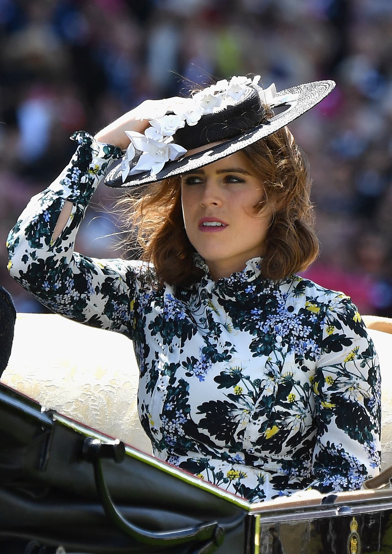 Eugenie ha elegido piezas coloridas (y todo menos discretas) para sus apariciones públicas. Así lo hizo con este vestido de Erdem de cuello alto y mangas largas combinado a la perfección con un sombrero 'boater' también con flores en Ascot 2018.