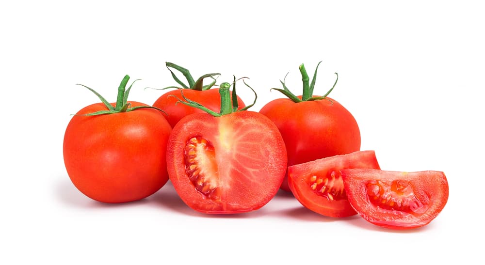 Más allá de esta creencia, en realidad el tomate sí es una maravilla para la salud con tanto contenido nutritivo. Una más que hay que mencionar es su pigmento llamado licopeno, que tiene efectos antioxidantes y que le da su atractivo color rojo.