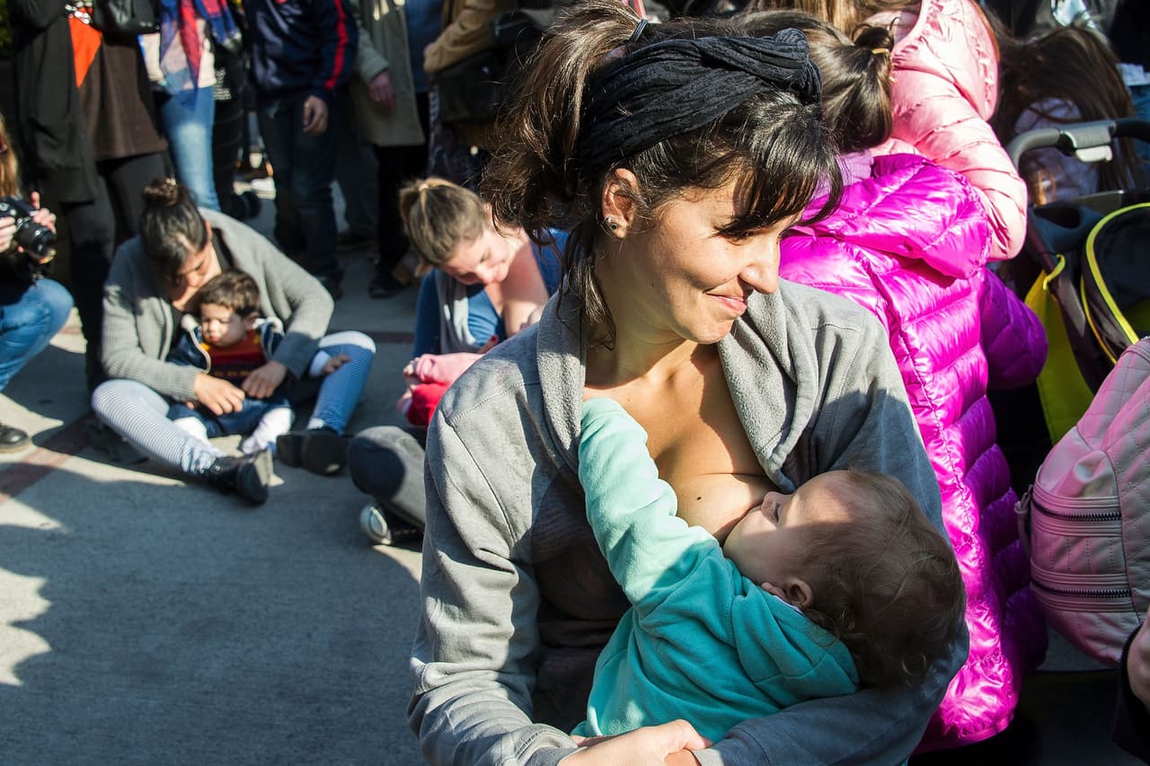 “Teteada masiva” contra la violencia policial en Argentina