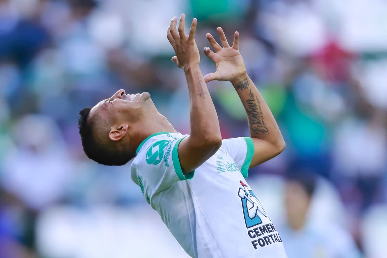 Los jugadores del León se lamentaban por las múltiples oportunidades que se generaban pero no se concretaban.