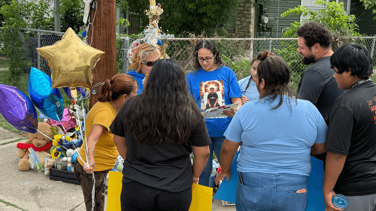 Familiares de Simón también estuvieron en la manifestación para exigir justicia. En este caso, la policía de San Antonio no ha mencionado ningún arresto.