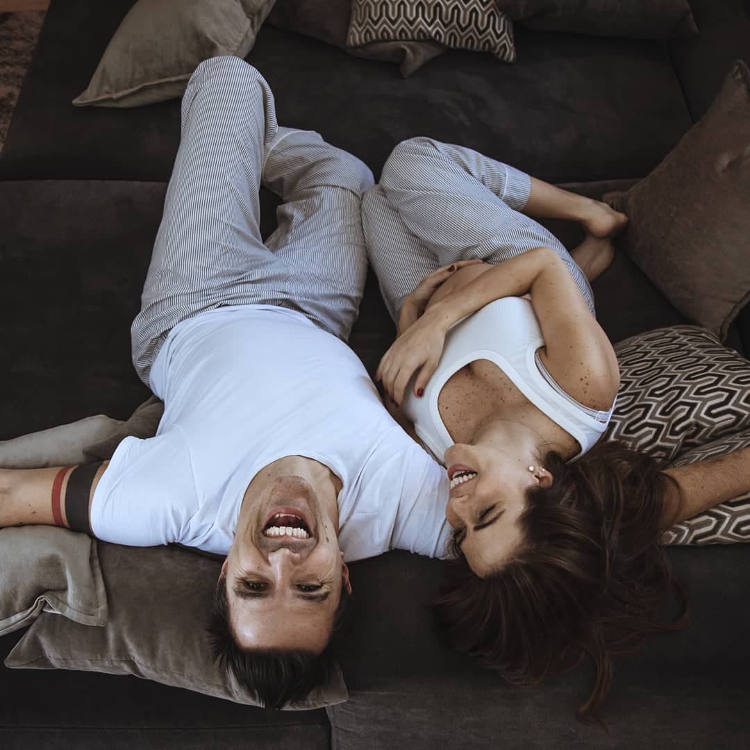 Su esposo también compartió la misma imagen y ofreció más detalles del nacimiento. Dijo que su hija había llegado al mundo a las 12:52 de la madrugada (hora local).