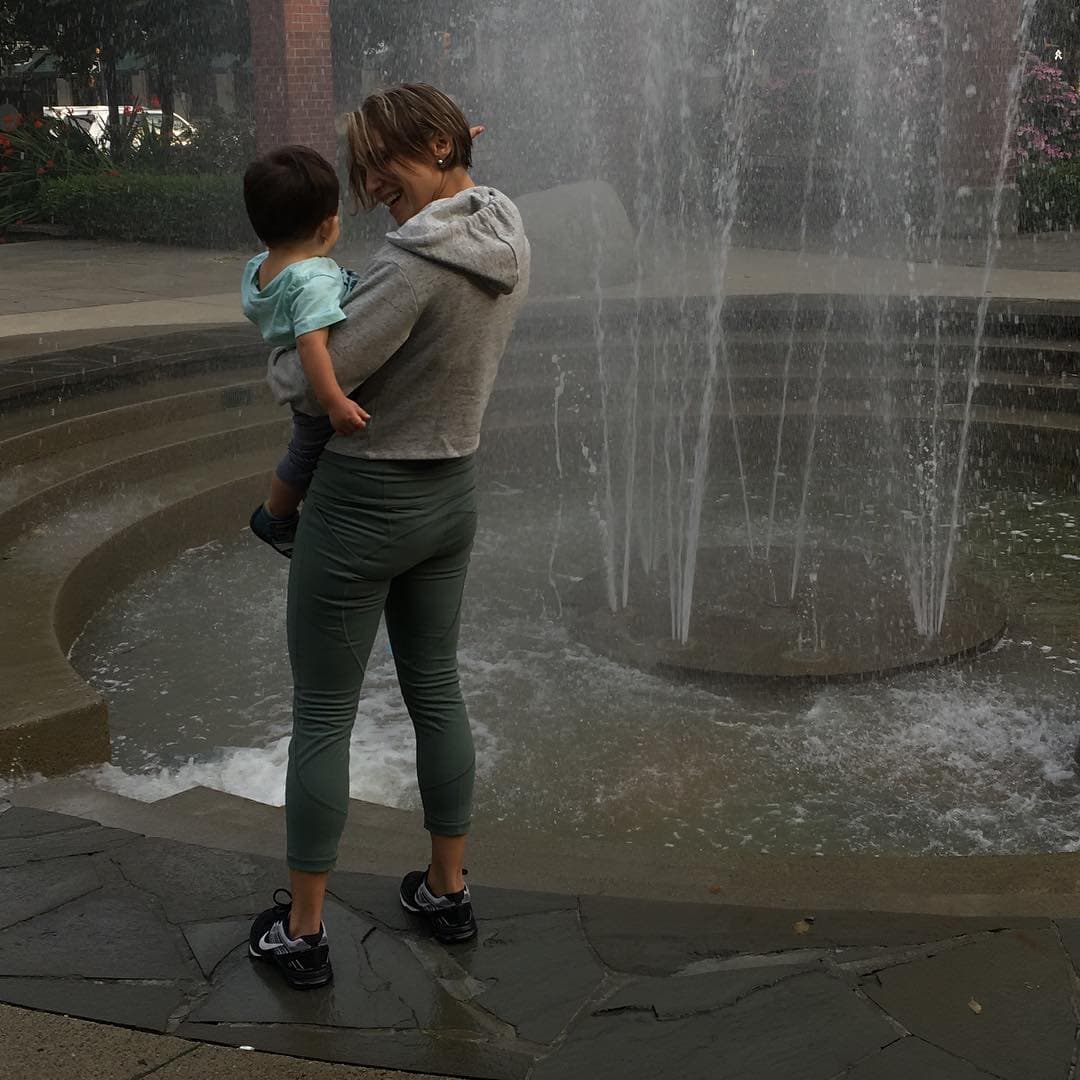 El actor no pudo evitar compartir esta imagen con sus fanáticos en donde muestra a su pareja sentimental cargando a Daniel mientras le muestra una fuente. Estamos seguros que
<b><a href="http://www.univision.com/temas/alfonso-herrera">Herrera</a></b> está vuelto loco de amor por su bebé.