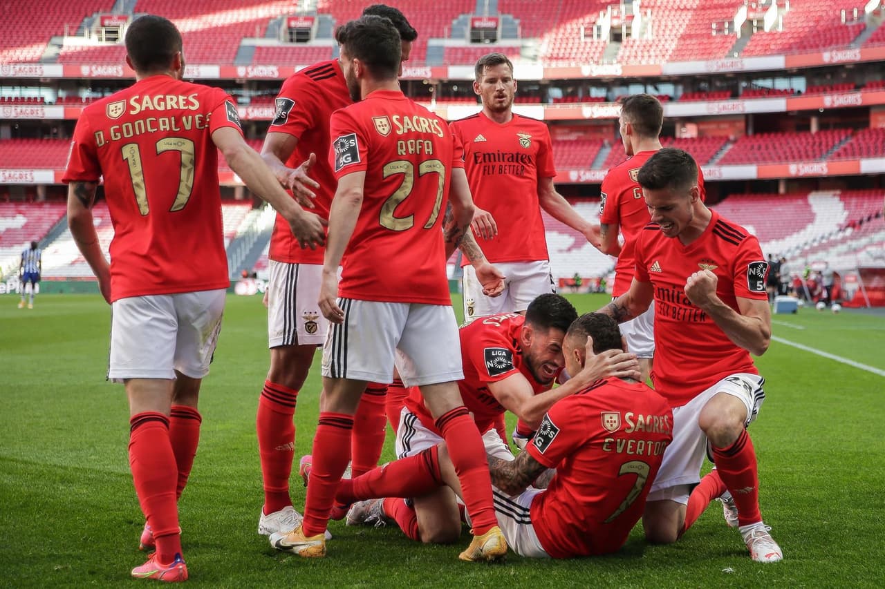 El Porto no puede ante el Benfica y se van con empate 1-1 durante la Jornada 31 de la Primeira Liga. Everton Souza Soares abrió el marcador para los locales al minuto 23, ya entrada la segunda parte del partido, fue Mateus Uribe quien igualó el marcador y logró salvar un punto para los 'Dragones Azules'.
