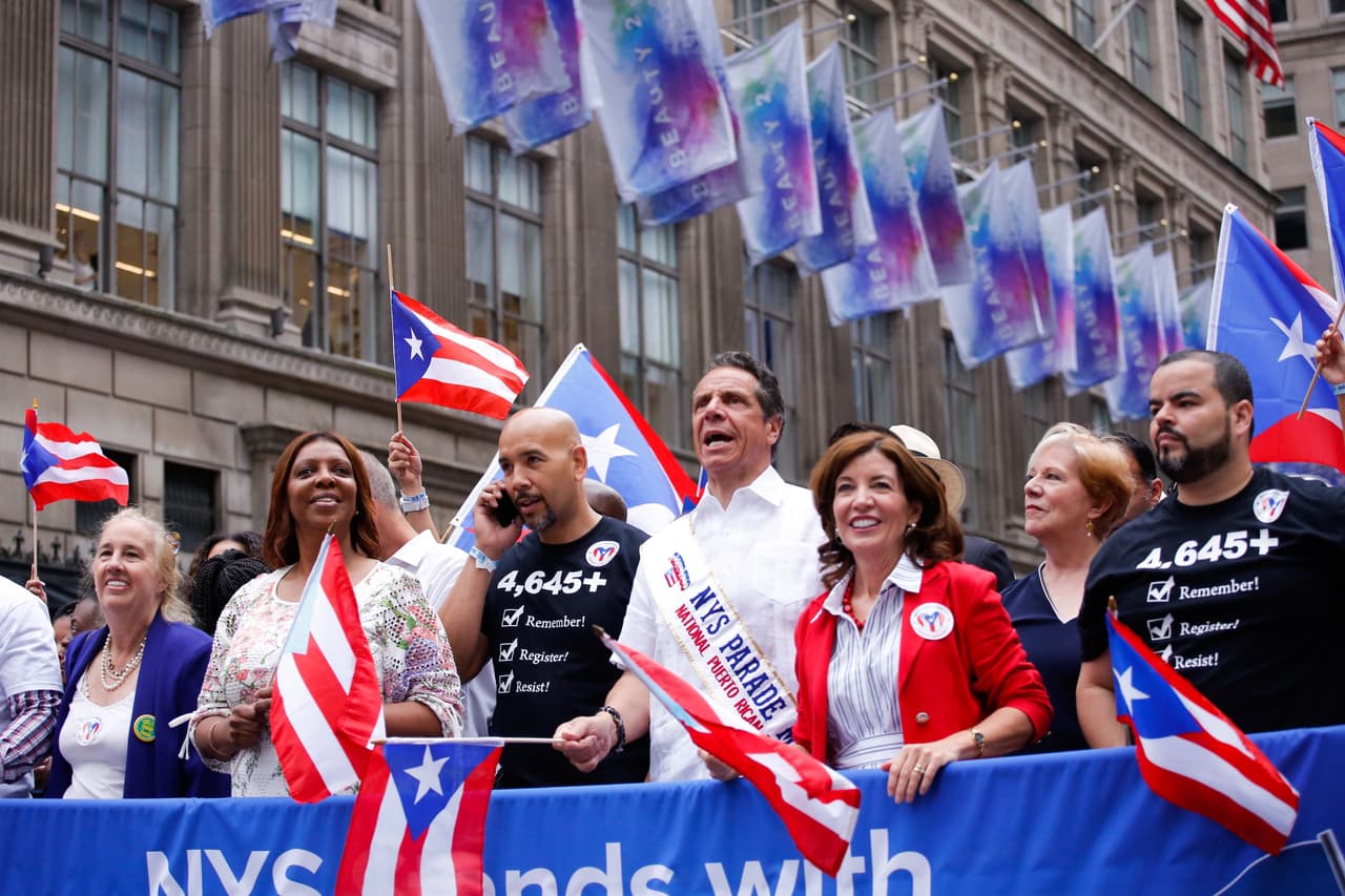 Cientos de miembros de la comunidad puertorriqueña y líderes neoyorquinos caminaron por la Quinta Avenida en el centro de Manhattan la mañana de este domingo con mensajes que llaman a la unidad y piden el apoyo para la reconstrucción de la isla a casi nueve meses del huracán María.