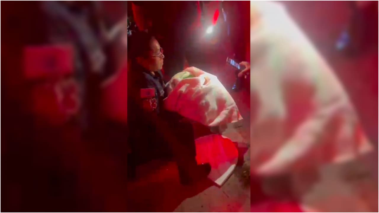 Vecinos rescatan a bebé recién nacido abandonado en la calle: cámaras captan a la sospechosa