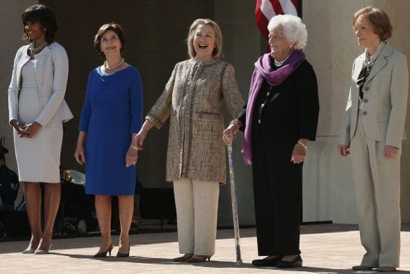 También asisten a la ceremonia la primera dama de EE.UU., Michelle Obama, y cuatro de sus predecesoras, entre ellas la exsecretaria de Estado Hillary Clinton.