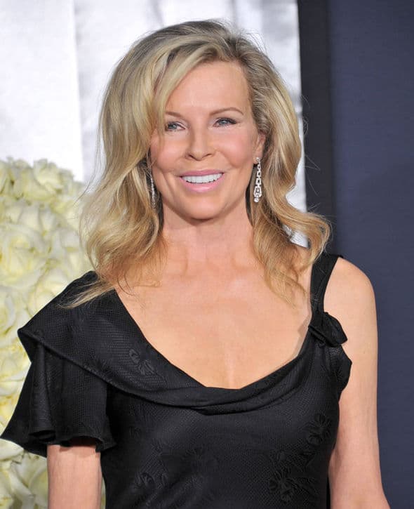 Kim, como los buenos vinos, se ha convertido en una belleza madura, serena, elegante y sin alteraciones, manteniendo ese carisma que la hizo brillar.