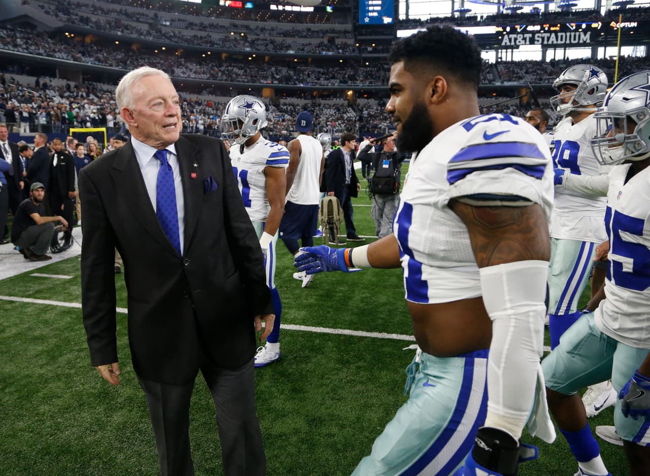 Jerry Jones platica con el corredor Ezekiel Elliott.